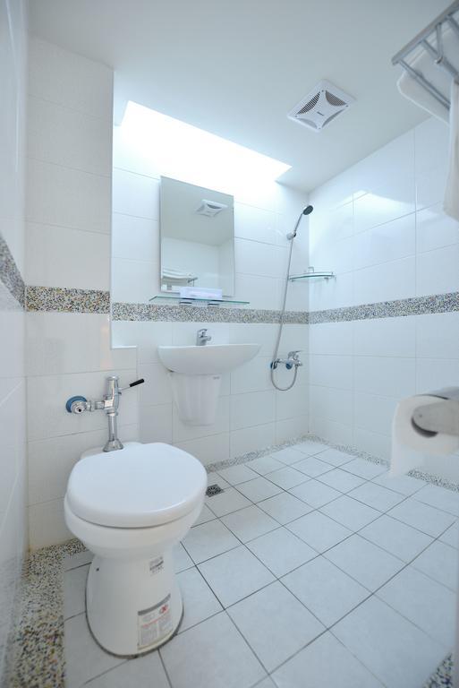 Ing Wang Hotel Тайнань Экстерьер фото