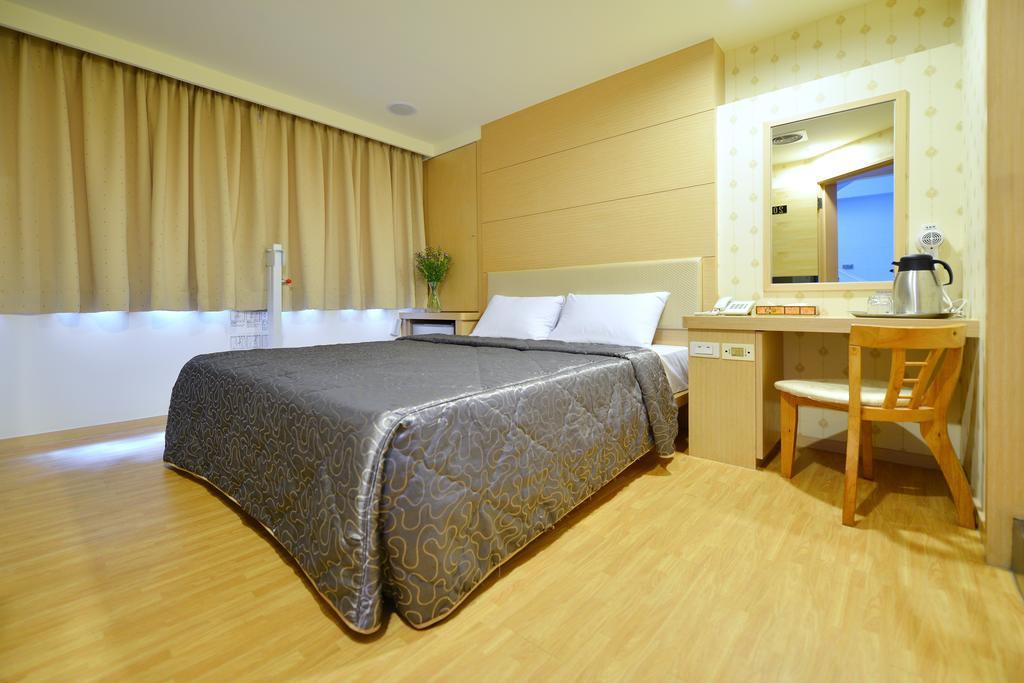 Ing Wang Hotel Тайнань Экстерьер фото